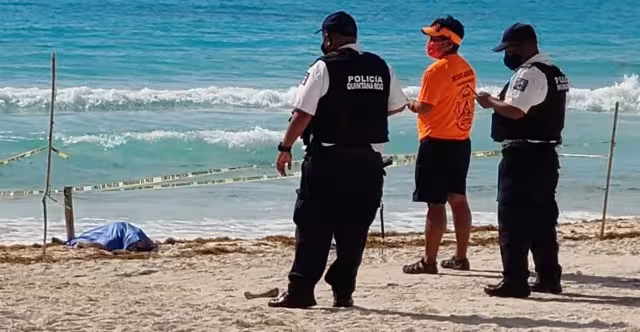 Paramédicos de una ambulancia privada así como elementos de la Policía Turística, acudieron hasta Playa Delfines