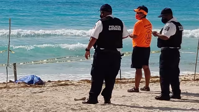Paramédicos de una ambulancia privada así como elementos de la Policía Turística, acudieron hasta Playa Delfines