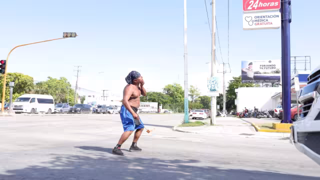 David Hernández se esfuerza para obtener al menos 400 pesos para un cuarto para su familia