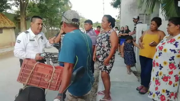 La turba señalaba al joven como el autor del hurto, situación que fue controlada por un elemento de la policía La turba señalaba al joven como el autor del hurto, situación que fue controlada por un elemento de la policía