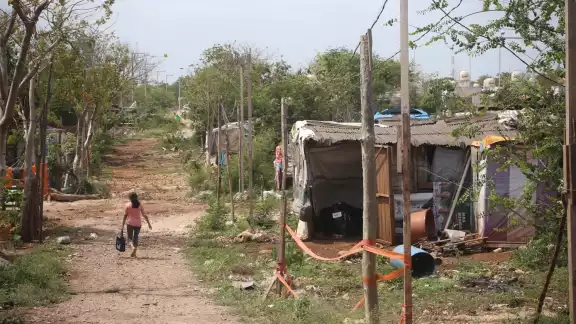Habitantes de la invasión recolectaron firmas para desalojar a Carmen Delgado, a quien acusan de agredir a los vecinos Habitantes de la invasión recolectaron firmas para desalojar a Carmen Delgado, a quien acusan de agredir a los vecinos