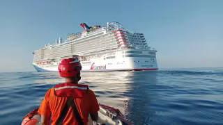 Personal de la Marina evacúa a pasajera estadounidense con hemorragia interna de un crucero en Isla Mujeres