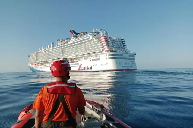 El personal naval hizo las maniobras de rescate en alta mar.