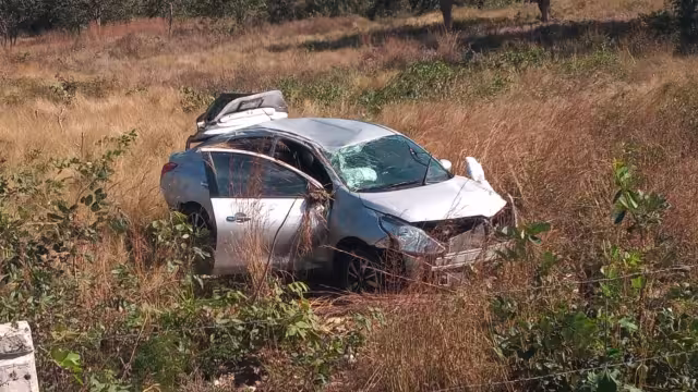 El conductor resultó ileso pese a la aparatosa volcadura