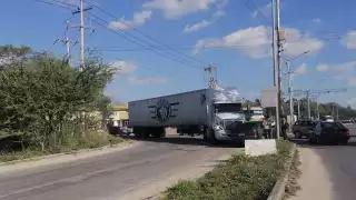 El tráiler quedó atravesado sobre la avenida Rancho Viejo en Cancún, lo que evitó la movilidad de automovilistas en la zona