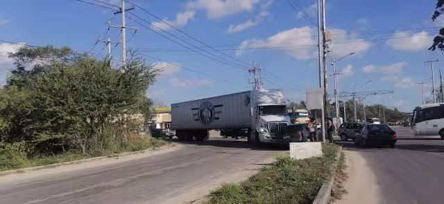 El tráiler quedó atravesado sobre la avenida Rancho Viejo en Cancún, lo que evitó la movilidad de automovilistas en la zona