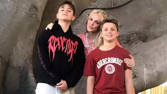 Britney Spears se encuentra alejada de sus hijos, de acuerdo con su exesposo