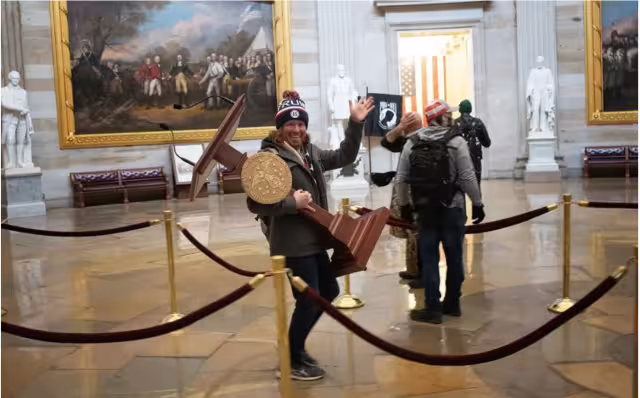 La fotografía de Johnson robando el atril del Nancy Pelosi se convirtió en una de las más publicadas del asalto