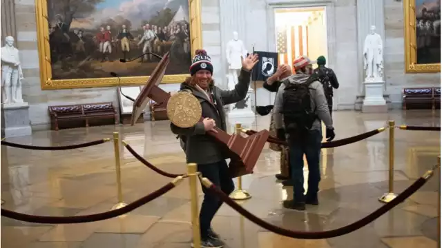 La fotografía de Johnson robando el atril del Nancy Pelosi se convirtió en una de las más publicadas del asalto