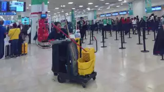 Aeropuerto de Cancún: Leticia y la labor esencial de los empleados de limpieza