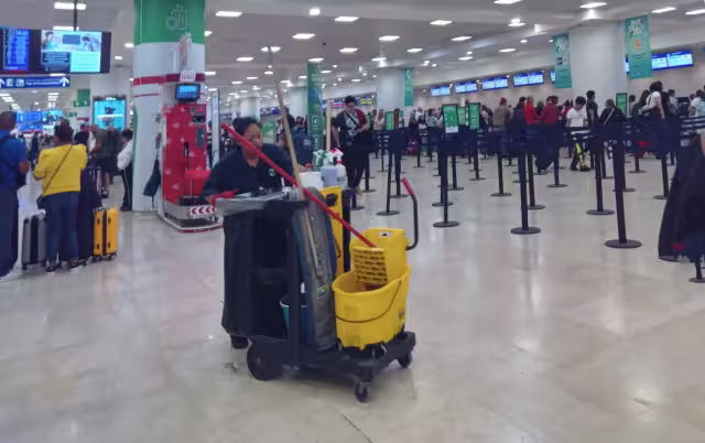 Muchos trabajadores del recinto aéreo realizan labores esenciales