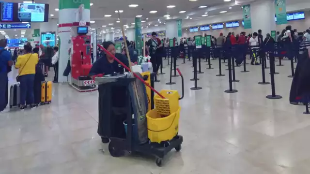 Muchos trabajadores del recinto aéreo realizan labores esenciales