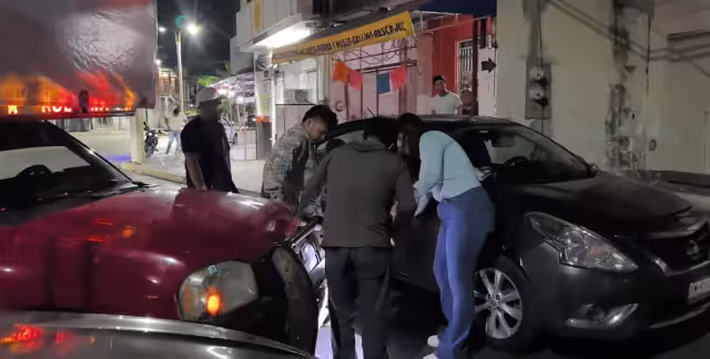 Camioneta provoca daños a dos autos y es asegurada