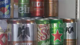 Latas de cerveza en un refirgerador