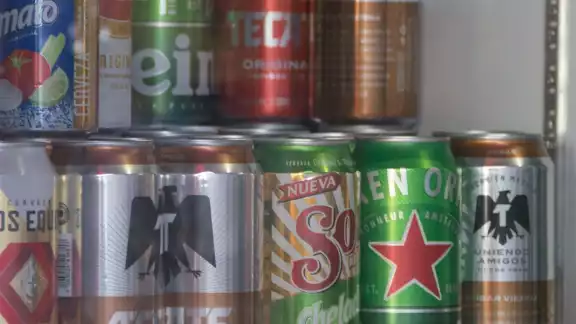 Latas de cerveza en un refirgerador Latas de cerveza en un refirgerador