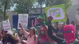 Las feministas caminan sobre Paseo de la Reforma