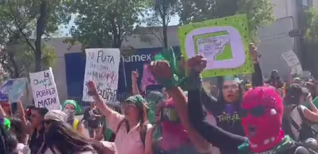 Las feministas caminan sobre Paseo de la Reforma