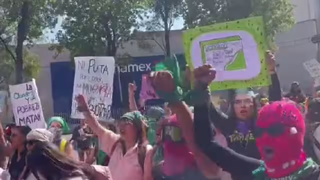 Las feministas caminan sobre Paseo de la Reforma