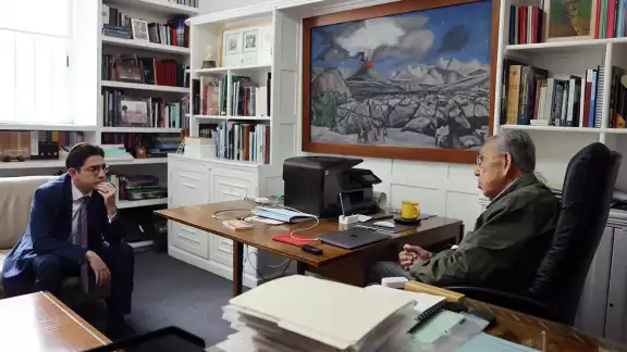 En la calidez de su biblioteca, el ingeniero platicó sobre su vida y la influencia de su padre. En la calidez de su biblioteca, el ingeniero platicó sobre su vida y la influencia de su padre.