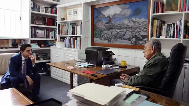 En la calidez de su biblioteca, el ingeniero platicó sobre su vida y la influencia de su padre.