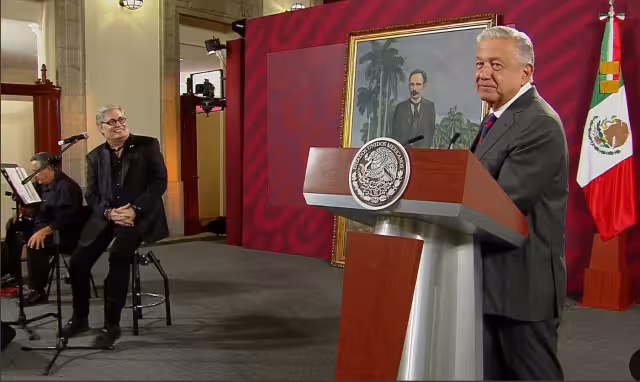 AMLO realiza homenaje a cubanos en la mañanera
