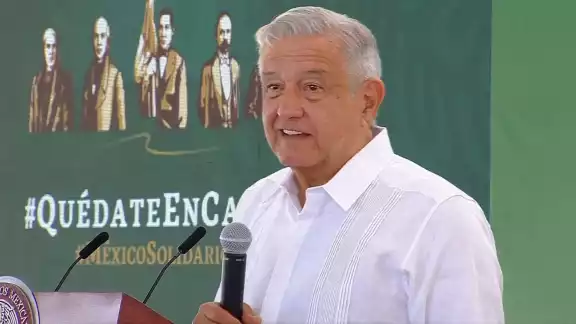 Luego de mostrar la moneda, aparentemente de 10 pesos y de regalar algunas risas ante lo sucedido, AMLO siguió con su idea Luego de mostrar la moneda, aparentemente de 10 pesos y de regalar algunas risas ante lo sucedido, AMLO siguió con su idea