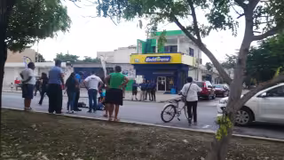 Al lugar de los hechos, arribaron ambulancias con personal médico para darle asistencia a la víctima