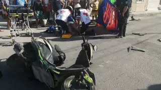 Mujer termina lesionada tras ser impactada por una patrulla polical luego de pasarse un alto