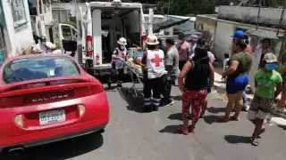 El auto cayó por la pendiente derrumbando el muro de una casa ubicado al final de esta