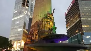 Monumentos y edificios emblemáticos de CDMX son iluminados en el marco del Día Internacional contra la Homofobia, la Transfobia y la Bifobia