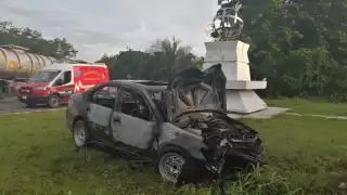 El automóvil Honda fue declarado en pérdida total, pues el fuego consumió interior y exterior