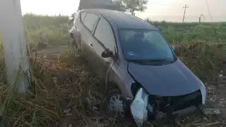 Conductor abandona su vehículo tras sufrir accidente cerca de la ribera del Río Hondo