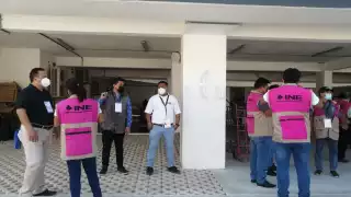 Trabajadores del INE reciben el material en las oficinas del puerto