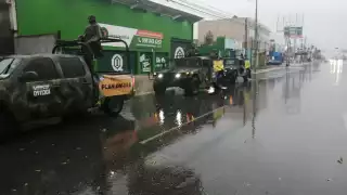Con camiones especiales e impermeables, las cuadrillas se bajan para rehabilitar los espacios
