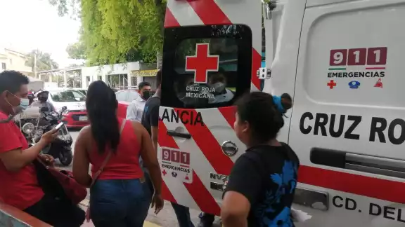 Al lugar arribaron paramédicos de la Cruz Roja para su atención Al lugar arribaron paramédicos de la Cruz Roja para su atención