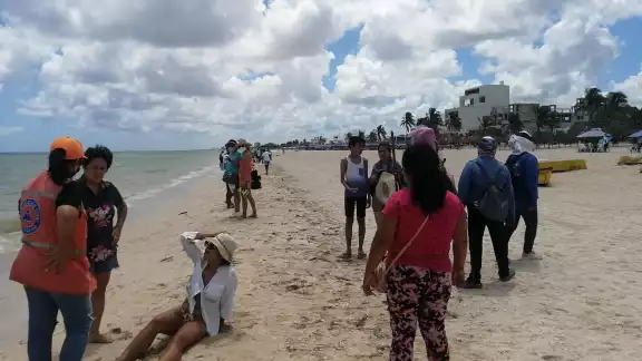 La mujer no hizo caso y se metió al mar y fue atacada por una raya La mujer no hizo caso y se metió al mar y fue atacada por una raya
