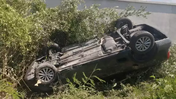 A pesar de lo aparatoso del accidente, el conductor no sufrió heridas de consideración A pesar de lo aparatoso del accidente, el conductor no sufrió heridas de consideración