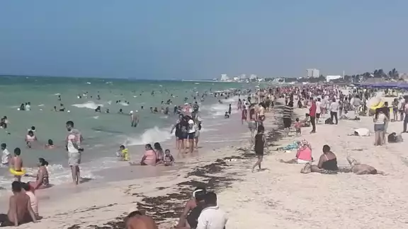 Familias enteras aprovecharon el día para recorrer los diferentes atractivos del Malecón de Progreso