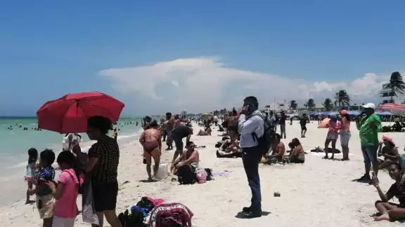 Familias enteras se dieron cita a los arenales para disfrutar del sol y la brisa
