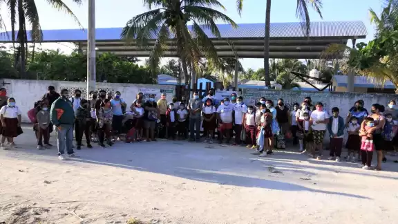 Los padres se manifestaron a las afueras de la institución educativa y cuestionaron el regreso a clases Los padres se manifestaron a las afueras de la institución educativa y cuestionaron el regreso a clases