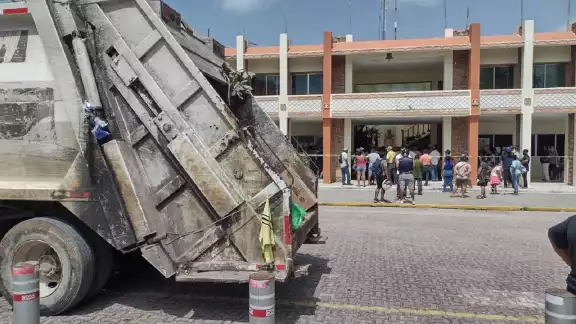 Los emplearos tomaron el Palacio Municipal de Felipe Carrillo Puerto para que el gobierno local diera solución al problema Los emplearos tomaron el Palacio Municipal de Felipe Carrillo Puerto para que el gobierno local diera solución al problema
