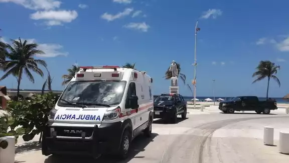Al lugar llegaron elementos de la policía, así como una ambulancia Al lugar llegaron elementos de la policía, así como una ambulancia