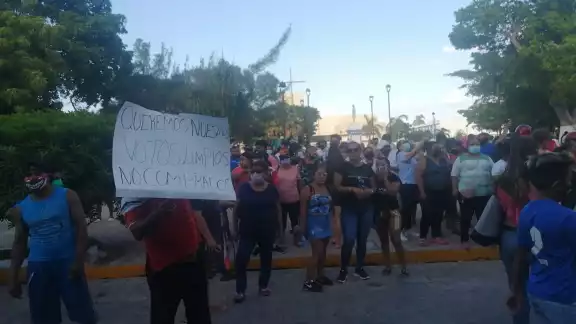 Entre pancartas y gritos, ciudadanos protestan en Progreso Entre pancartas y gritos, ciudadanos protestan en Progreso
