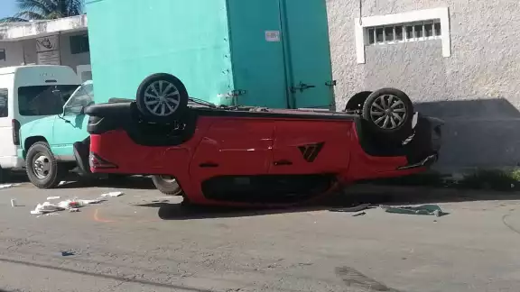 Nueve turistas resultaron lesionados luego de la volcadura de un auto en el Centro de Progreso Nueve turistas resultaron lesionados luego de la volcadura de un auto en el Centro de Progreso