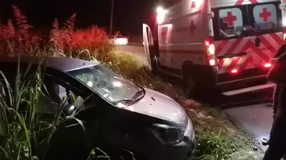 El automóvil terminó fuera de la vía tras el choque con el camión de basura en Campeche El automóvil terminó fuera de la vía tras el choque con el camión de basura en Campeche