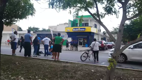 Al lugar de los hechos, arribaron ambulancias con personal médico para darle asistencia a la víctima Al lugar de los hechos, arribaron ambulancias con personal médico para darle asistencia a la víctima