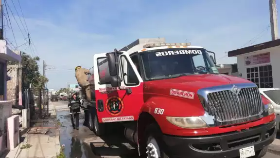 Bomberos sofocaron el incendio de una recámara de los abuelitos Bomberos sofocaron el incendio de una recámara de los abuelitos