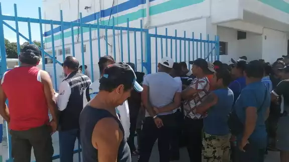 Los pescadores se mantienen en la Capitanía de Puertos de Yucalpetén Los pescadores se mantienen en la Capitanía de Puertos de Yucalpetén