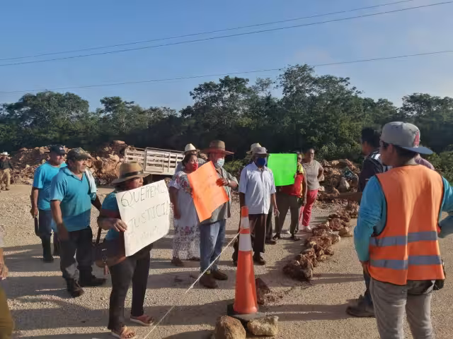 Desde la calle 21, a la altura de donde se realizan los trabajos, el día de ayer los labriegos se manifestaron para pedir ayuda al Presidente de la República
