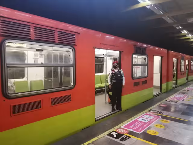 Muere persona al arrojarse a vías de la estación Viveros de la Línea 3